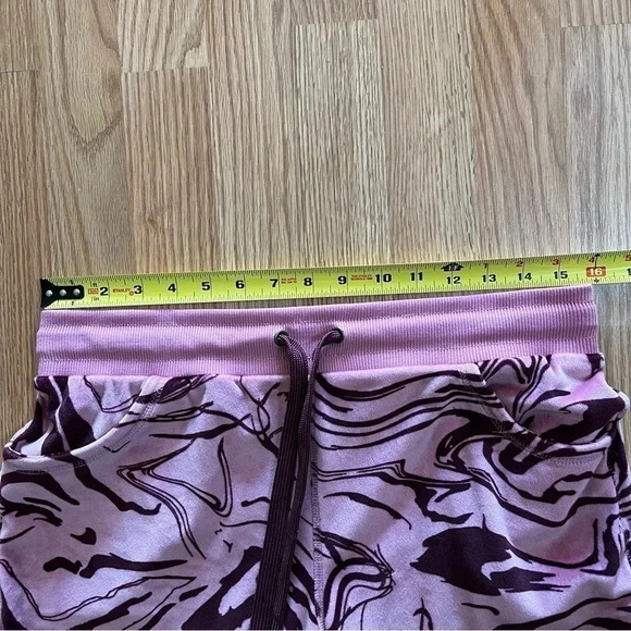 LuLaRoe Cozy Crystal Velour Crop Capri Pants Sz Med Solid Pink Magenta Swirl - Picture 7 of 10